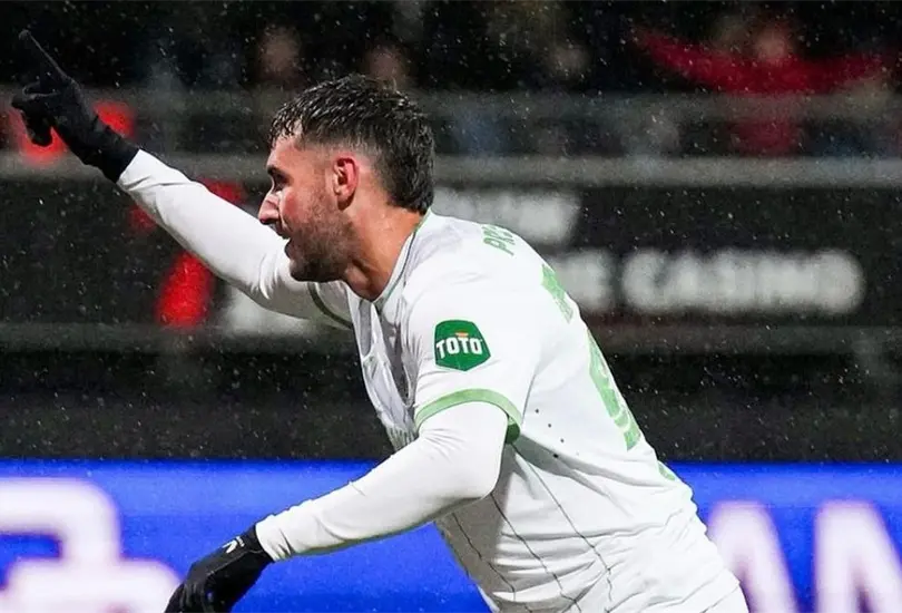 El delantero mexicanos se destap&oacute; con un triplete para darle la victoria a su equipo en la pelea por la Eredivisie.