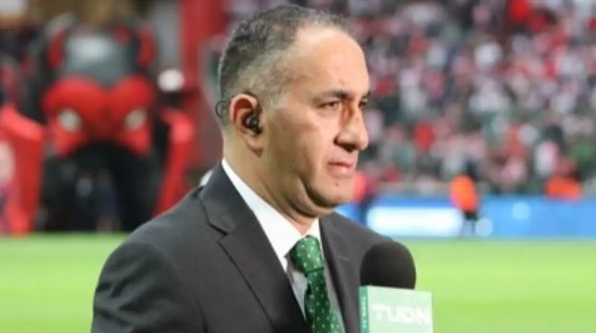 Francisco Javier Arredondo Rodríguez es reconocido por sus reportes a nivel de campo, además de las exclusivas que suele abordar en la televisora, sus redes sociales y demás medios donde colabora.