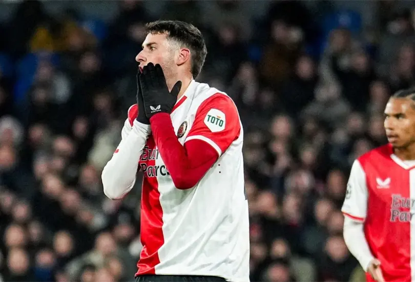 Santiago Gim&eacute;nez tuvo un osote que le cost&oacute; al Feyenoord en su derrota ante el Atl&eacute;tico de Madrid
