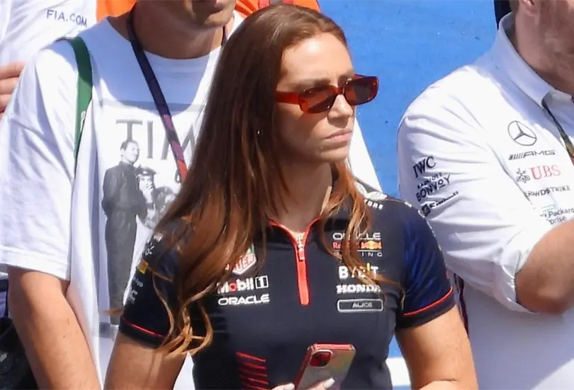 Alice Hedworth se ha ganado el fanatismo de muchos seguidores de Checo P&eacute;rez, pues es com&uacute;n verla muy cerca del piloto.