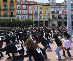 ¡Participa en el Baile Masivo de Payaso de Rodeo!  Te damos la fecha y lugar del evento