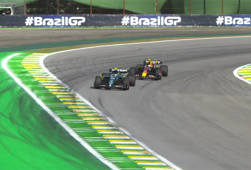 Fernando Alonso rebas&oacute; a Checo P&eacute;rez en las &uacute;ltimas vueltas del GP de Brasil 2023