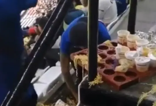 Un vendedor de sopas fue grabado recogiendo el alimento del suelo.