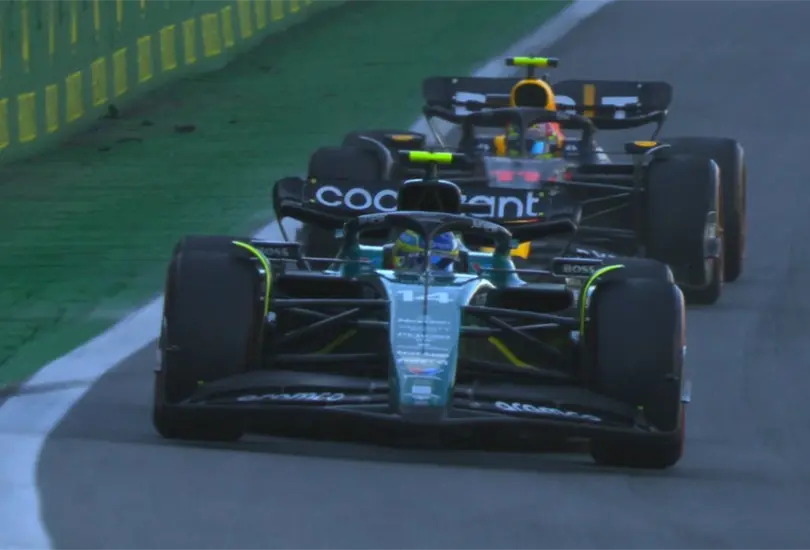 Fernando Alonso compar&oacute; su defensa ante Checo P&eacute;rez con la que hizo con una leyenda de F1