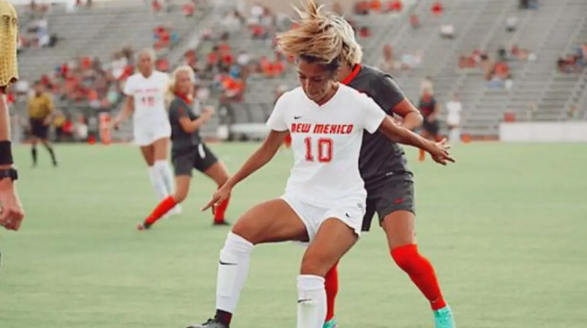 Al llegar a la universidad, Muñoz fue becada para representar a la University of New Mexico en el equipo oficial de futbol soccer mientras estudiaba una carrera enfocada en Comunicación y Marketing, donde comenzó a encontrar su vocación.