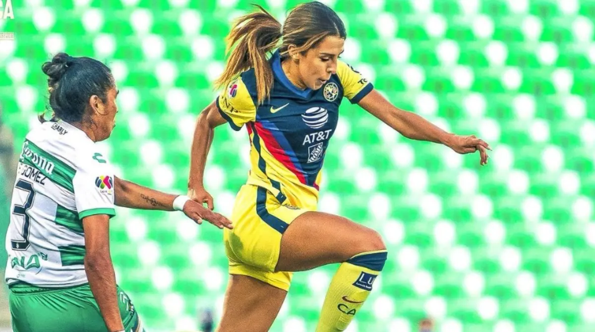 Fue así como luego de graduarse de los estudios superiores Jennifer regresó a México, esta vez para debutar en el primer equipo profesional mexicano que se fijó en ella: las Águilas del América, haciendo su debut en 2019 y con 22 años de edad.