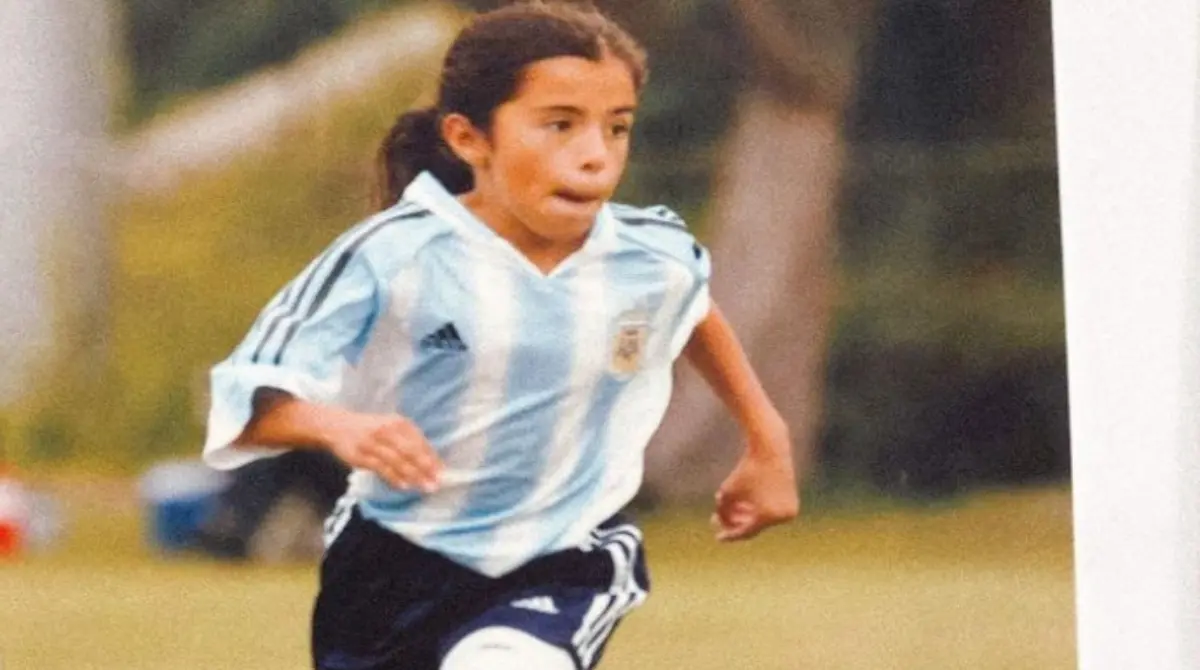 Su nombre completo es Jennifer Justine Muñoz Velázquez y es una joven nacida en Estados Unidos, originaria de Montebello, California, quien nació con el futbol en la sangre y jugó en las ligas juveniles, en su universidad, el América y decidió representar a México en la Selección.