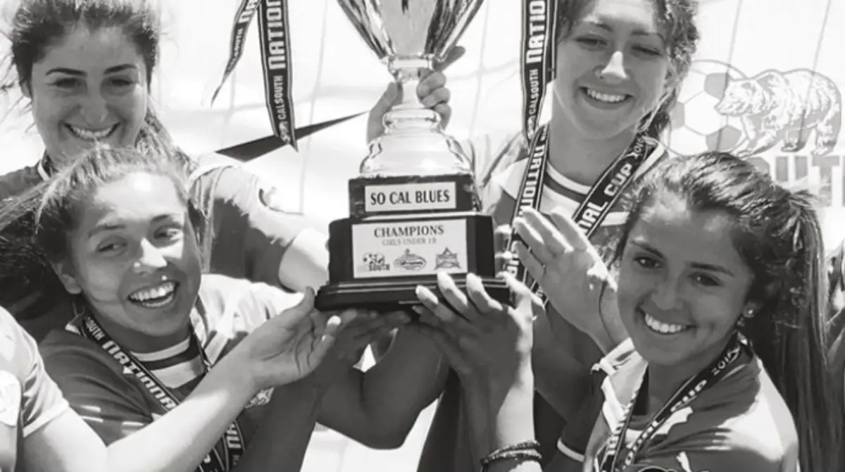 Desde que era niña encontró su posición favorita en el mediocampo del terreno de juego, y fue ahí donde comenzó a destacar, mientras jugaba en los equipos locales de su natal California.