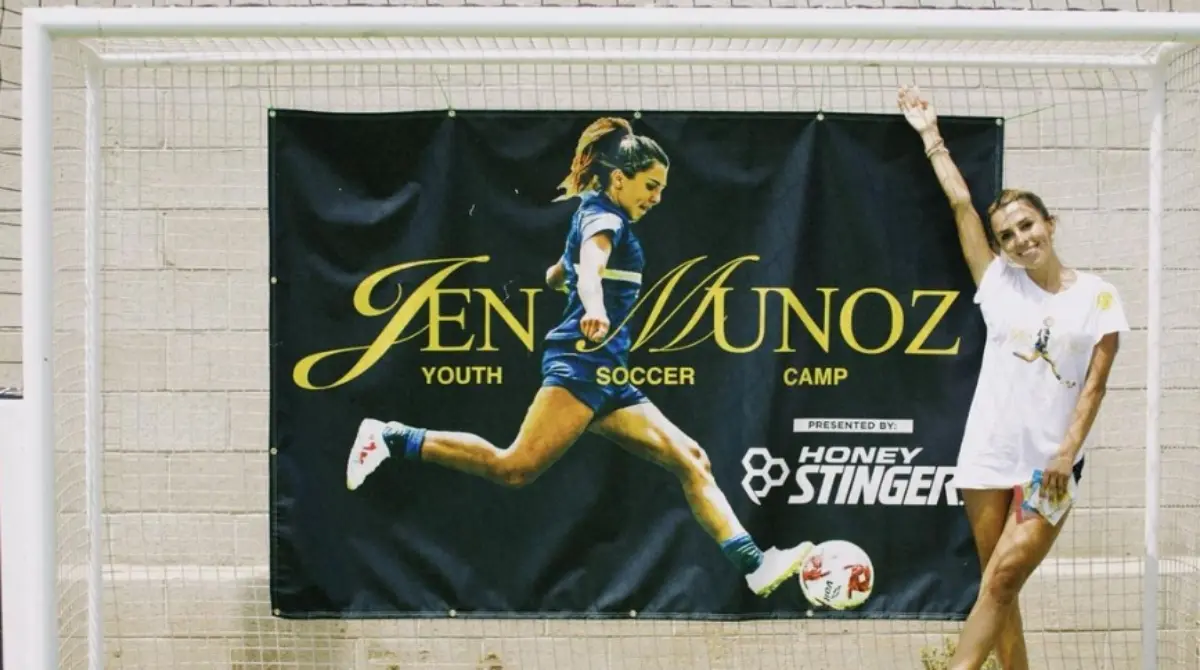 Jennifer Muñoz, que recientemente cumplió 27 años ahora viaja entre Estados Unidos y México para trabajar con marcas, agencias y televisoras que han creído en ella y su pasión por comunicar, y así como lo prometió, nunca se alejará del futbol, pues recientemente fue la encargada de un campamento de verano en California para niñas y niños, por lo que ahora enseña a jugar el deporte de sus amores.