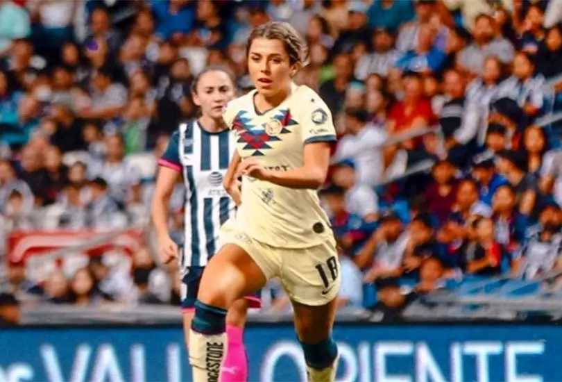 Jennifer Mu&ntilde;oz pas&oacute; el principio de su vida en las canchas de futbol, pero fue durante su desarrollo profesional que se dio cuenta de que su pasi&oacute;n estaba en la comunicaci&oacute;n. 
