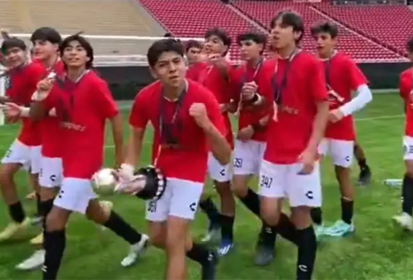 Los jóvenes no dudaron en burlarse en la cancha de sus rivales y ahora se han vuelto virales Los jóvenes no dudaron en burlarse en la cancha de sus rivales y ahora se han vuelto virales