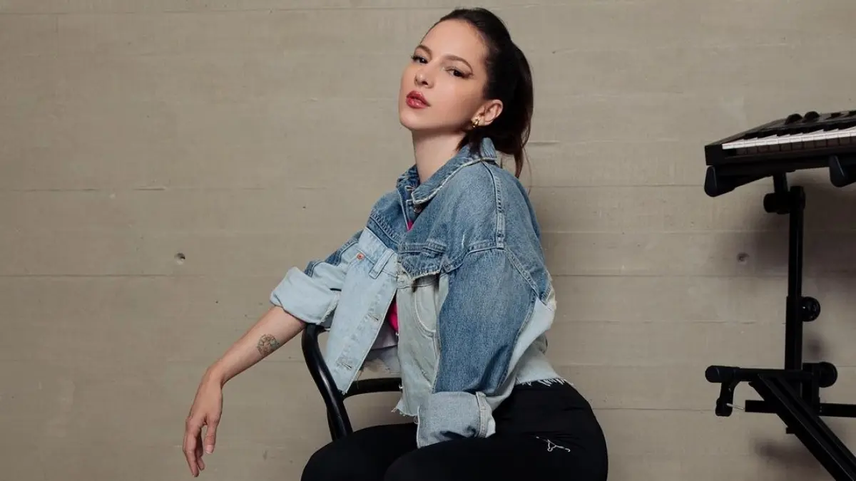 Hasta el momento ya ha lanzado cinco álbumes como solista y presume numerosos premios por su música.