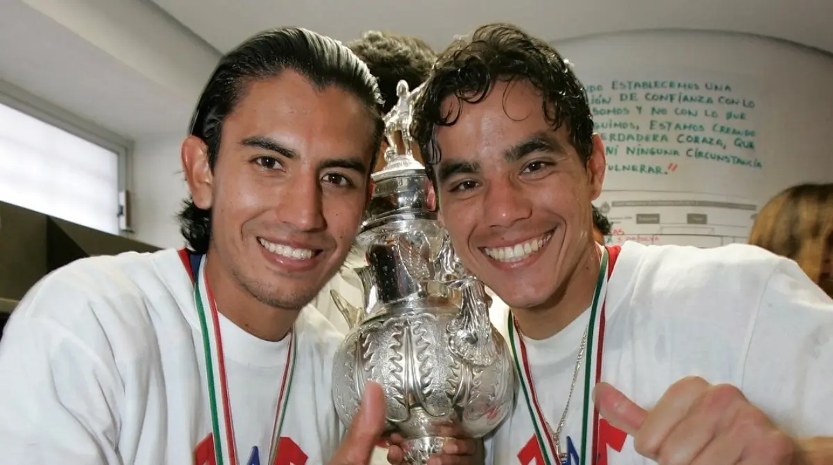 Omar Bravo y Alberto 'Venado' Medina se vieron involucrados en problemas con el alcohol y las autoridades durante 2004 al ser detenidos por la policía en las calles de Jalisco al percatarse de su estado de ebriedad.