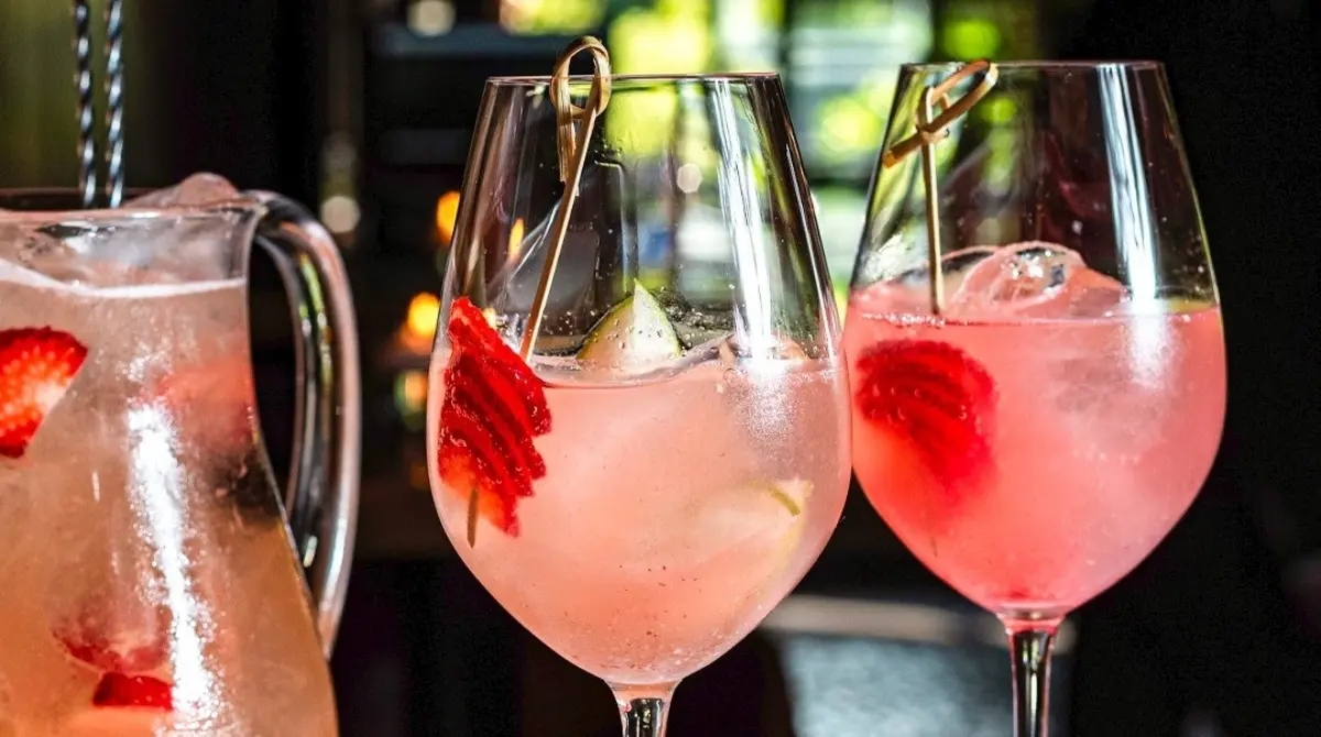 La coctelería que ofrece va desde copas de 160 pesos, como lo es el caso del Bacardi Blanco, hasta botellas de 235 mil pesos mexicanos con el whisky Macallan de 700 ml.