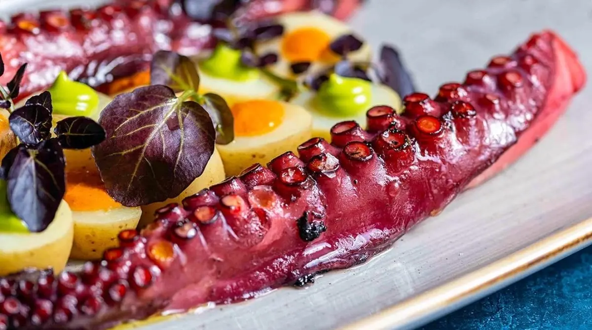 La carta de TATEL está disponible en su página web, donde se pueden aprecias precios desde los 150 pesos (entradas como ostra o gazpachos) hasta los 3 mil 500 pesos (Wagyu A5 a las brasas con aroma de romero).