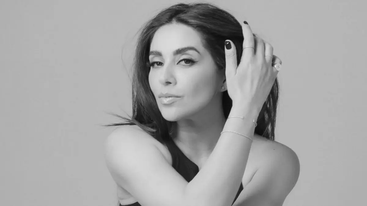 La locutora es la encargada de dar las alineaciones y avisos o publicidad en los altoparlantes del estadio Azteca.