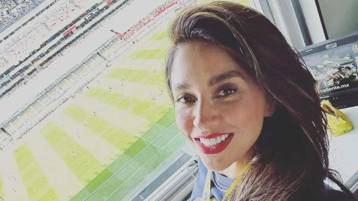 Regularmente comparte fotos del lugar donde trabaja, con una extraordinaria vista hacia la cancha del estadio tres veces mundialista.