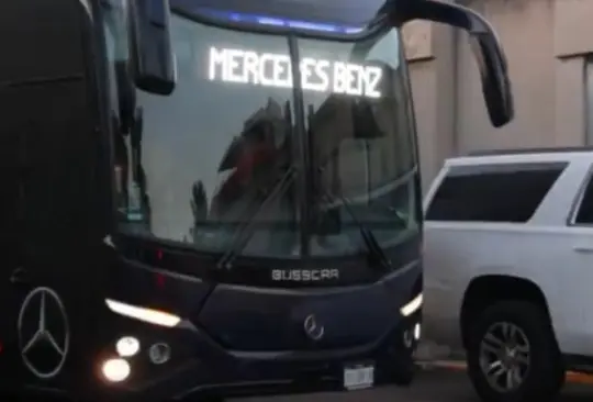 El camión fue atacado por gente que los estaba esperando a las afueras del Estadio Azteca.