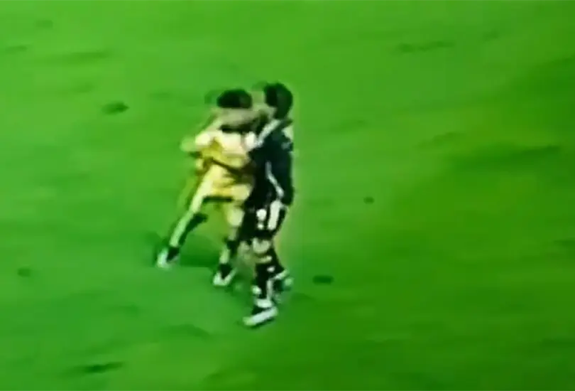 La jugada pas&oacute; desapercibida debido a que el bal&oacute;n se encontraba en una zona distinta dentro del terreno de juego.