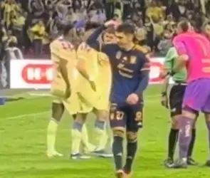 El polémico gesto de Jesús Angulo al abanderado tras la expulsión de Nahuel (VIDEO)