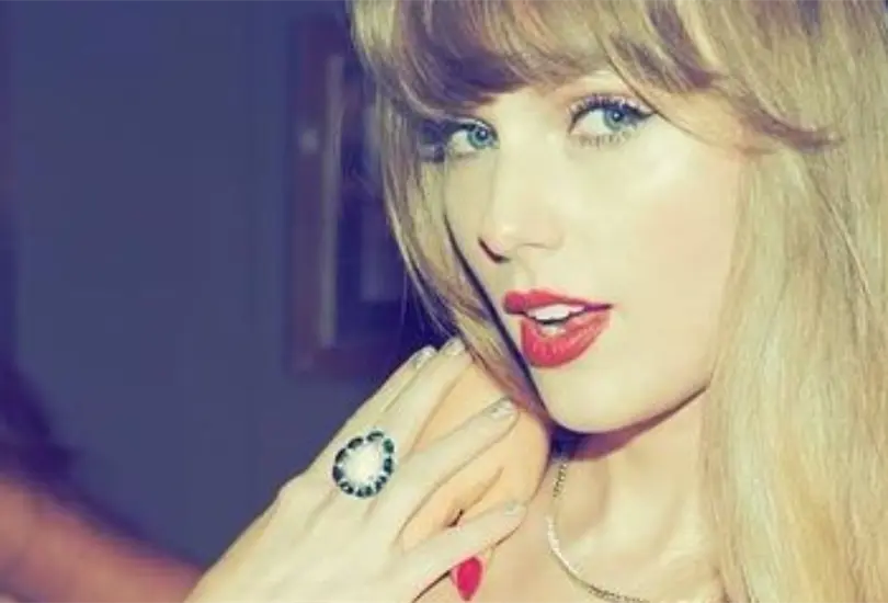 Taylor Swift presumió el lujoso anillo que le habría regalado su novio Travis Kelce Taylor Swift presumió el lujoso anillo que le habría regalado su novio Travis Kelce