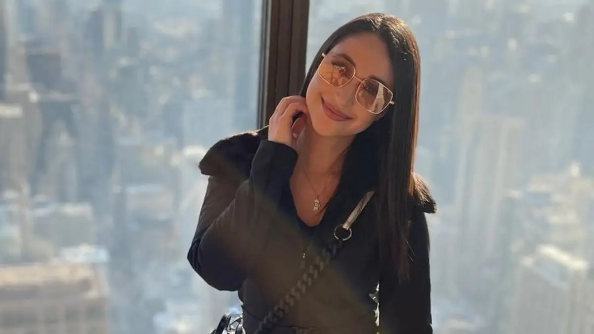 Precisamente a los 12 años tuvo su primera aparición en una producción de Televisa y desde ahí ha trabajado para mantenerse en los medios.