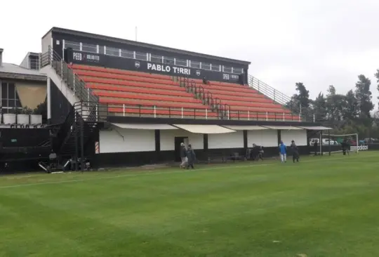 Un equipo ascendió con todo y su estadio para tres mil personas.