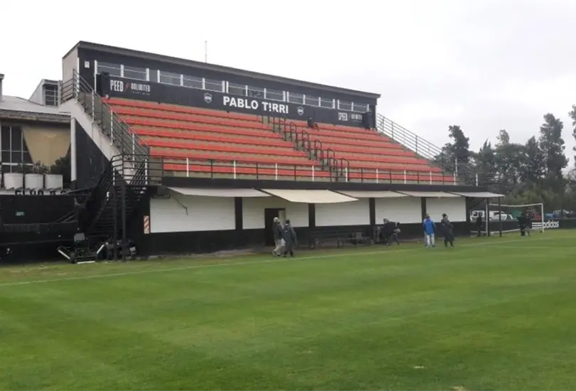 Un equipo ascendi&oacute; con todo y su estadio para tres mil personas.