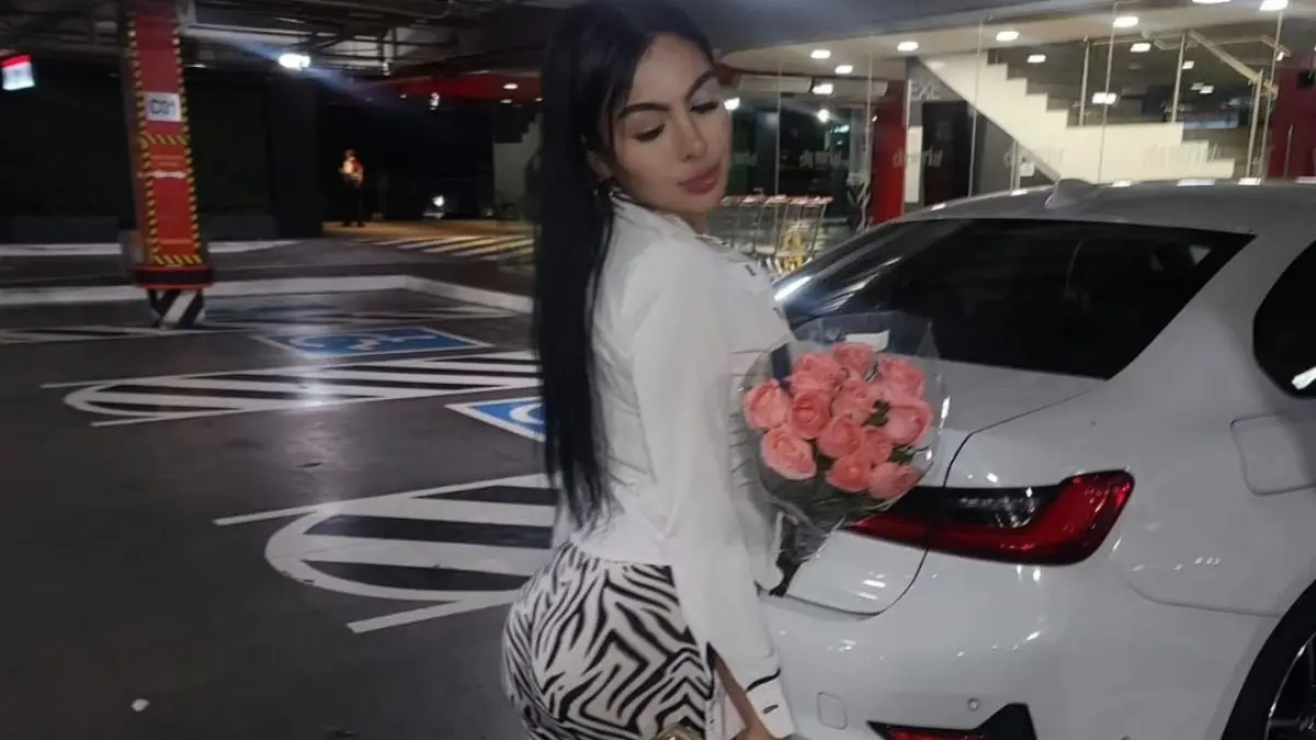 Estudió la carrera de Comunicación en Monterrey aunque ella es originaria de Guasava, Sinaloa.