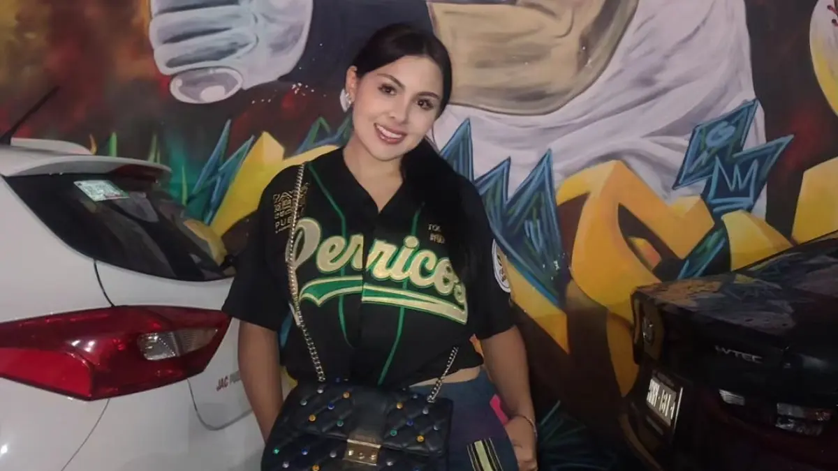 En sus redes sociales se le ha visto con camisetas de al menos dos equipos de béisbol, uno es el de Pericos de Puebla.