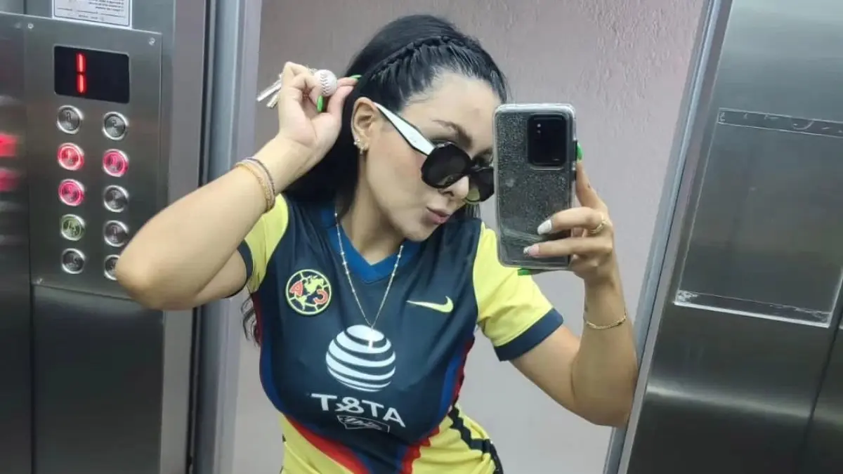 La periodista es reconocida por la afición del América, pues no duda en presumir los colores del equipo capitalino.