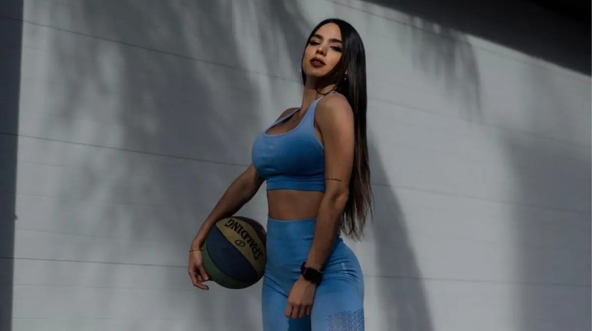 Además de sus labores como conductora y modelo, también se da tiempo para mantener un estilo de vida saludable con entrenamiento y buena alimentación.