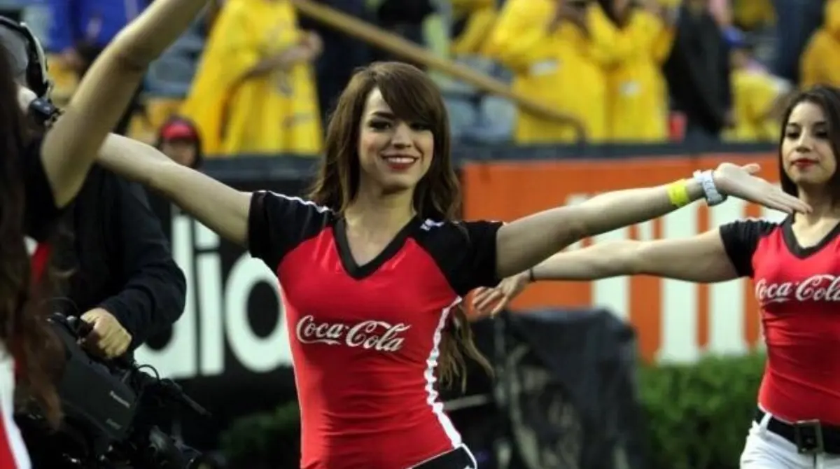 Sus inicios en el medio regiomontano se dieron al ser embajadora de Coca Cola en partidos de futbol de Tigres y Rayados.