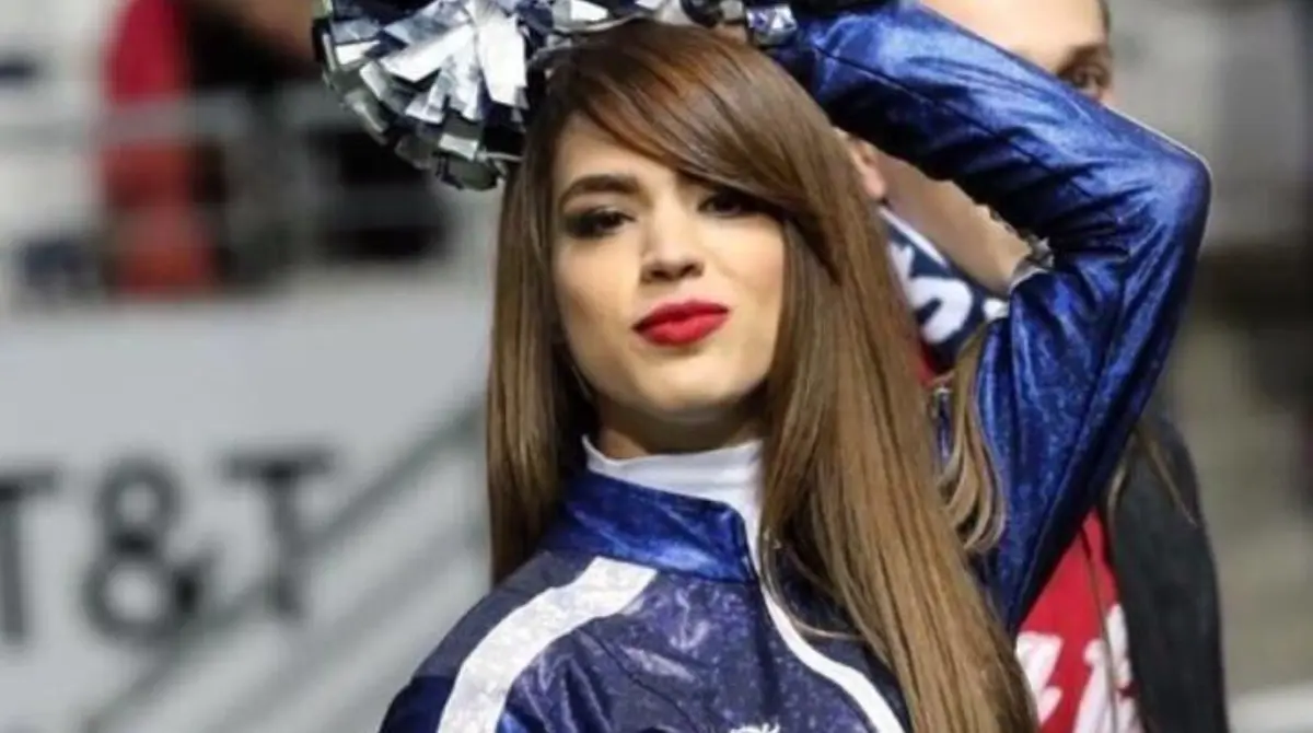 Conforme creció su popularidad, se convirtió en porrista oficial de Rayados, deslindándose de cierta manera de la marca de refrescos.