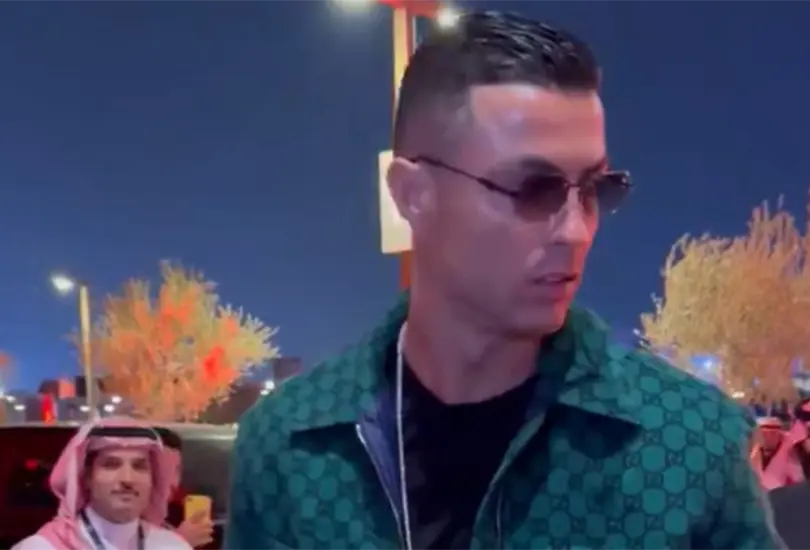 Cristiano Ronaldo presumi&oacute; un outfit lujoso en Arabia Saudita.