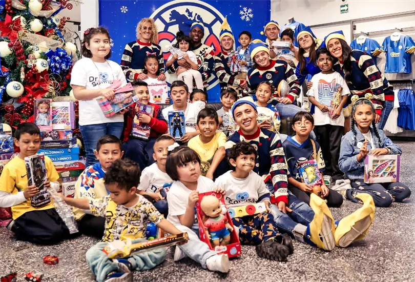 Varias figuras del Am&eacute;rica hicieron de Santa Claus y elfos en Navidad para alegrar a unos ni&ntilde;os