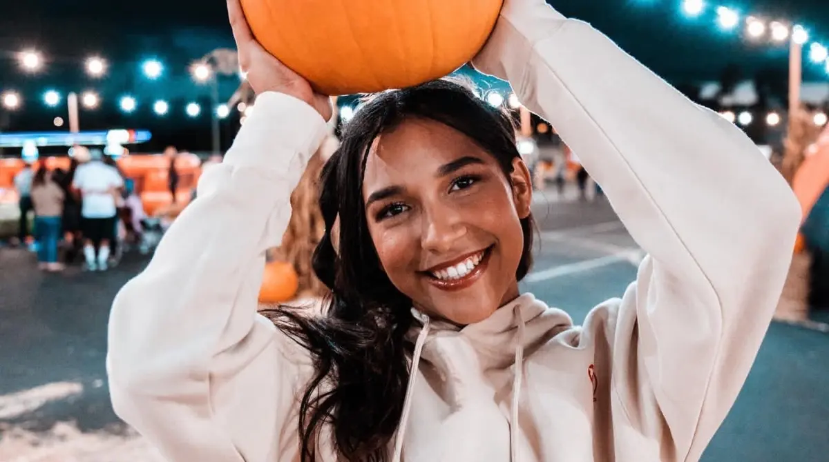 A sus 25 años de edad, con su carrera en el futbol profesional por comenzar, Sky presume grados de estudio universitario con especialización en marketing.