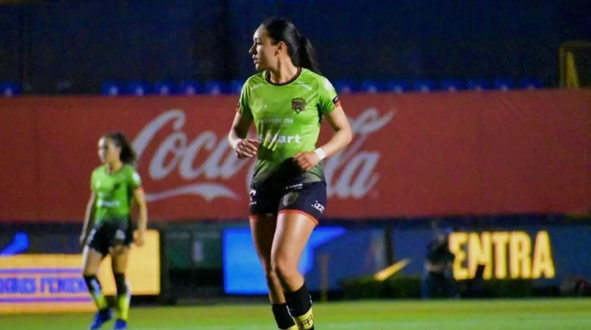 Dentro de la Liga MX Femenil formó parte de la plantilla de las Bravas de Juárez, club en donde comenzó a popularizarse.
