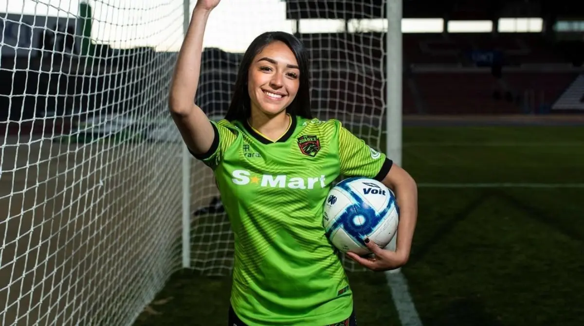 Su debut profesional se dio como mediocampista, precisamente cuando las Bravas de Juárez obtuvieron un lugar dentro de la Liga MX Femenil.