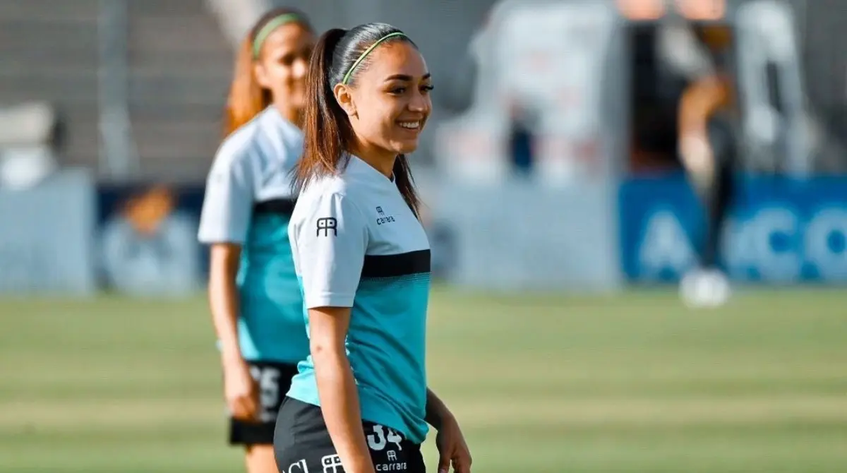 Antes de debutar profesionalmente, su formación fue gracias a que formó parte de un equipo amateur donde se enfrentaba a hombres.