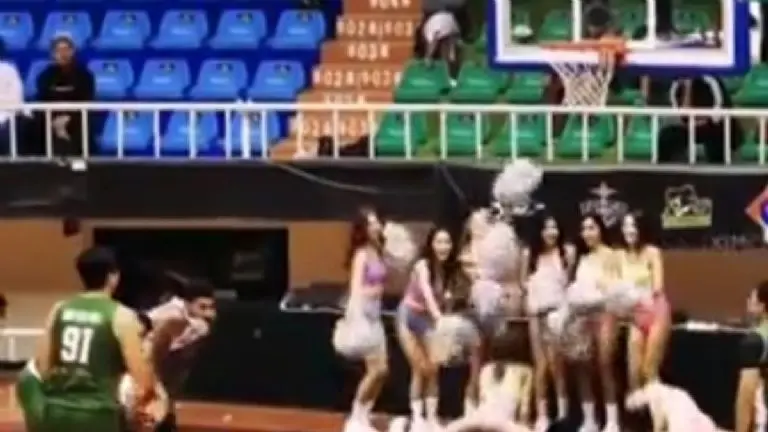 El momento de la distracción se volvió viral. (Screenshot)