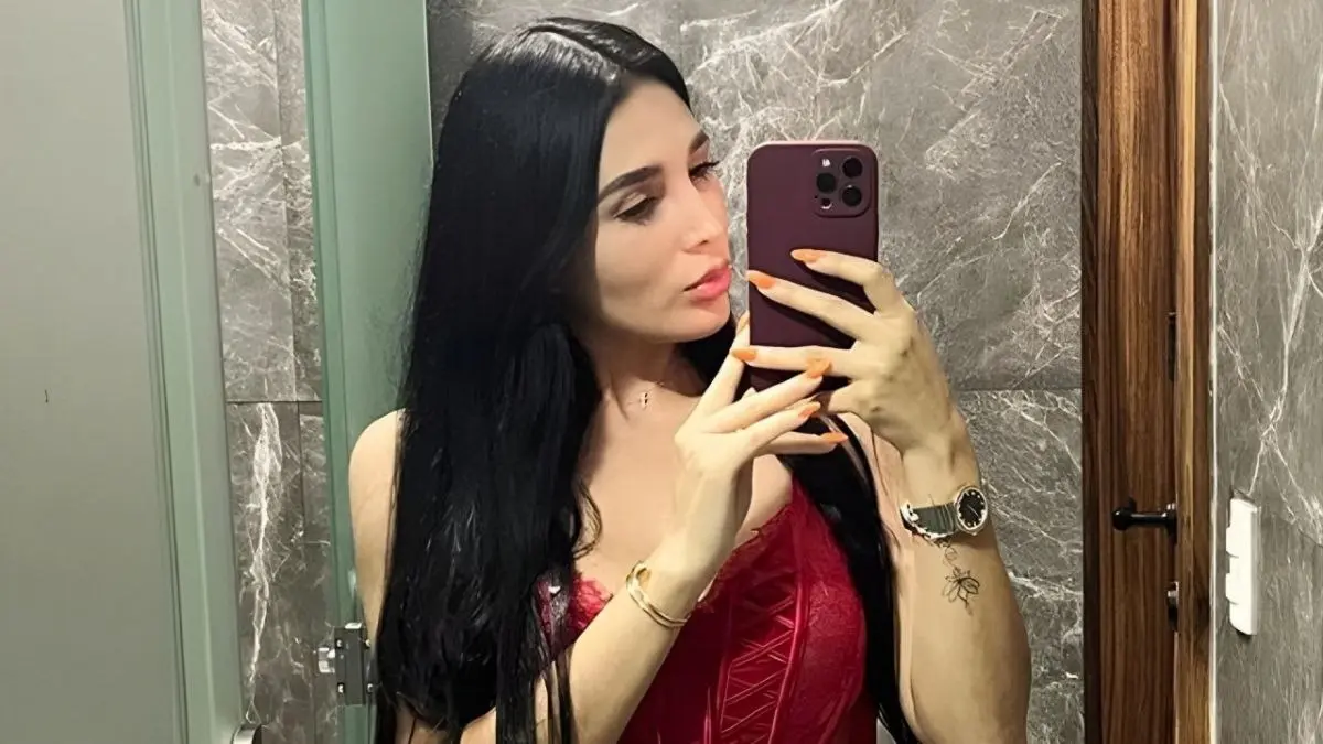 Adriana tiene una boutique donde vende ropa y accesorios de marcas como Victoria's Secret, Pink, entre otras.