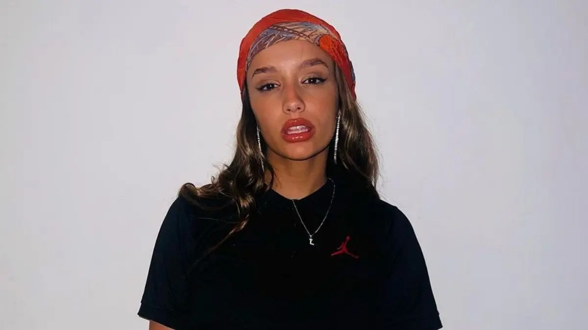 Agos cuenta con decenas de canciones y, s&oacute;lo en Spotify, suma un promedio de 4 mil 600 oyentes mensuales de su material.