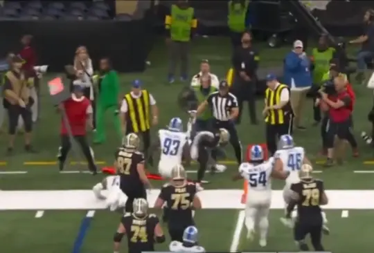 Un &aacute;rbitro no pudo evitar el contacto con un jugador de Nueva Orleans.