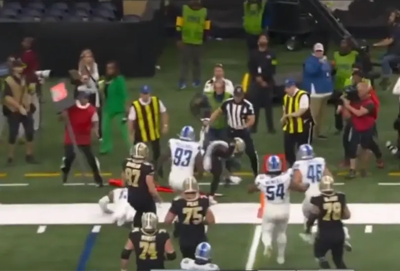 Un &aacute;rbitro no pudo evitar el contacto con un jugador de Nueva Orleans.