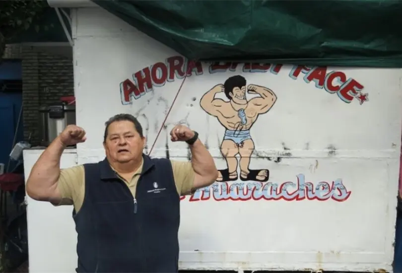 El mítico luchador mexicano tiene un puesto de huaraches, gorditas y tortas, pero el plato más famoso es su arroz oriental con pollo, carne, queso, huevo y más. El mítico luchador mexicano tiene un puesto de huaraches, gorditas y tortas, pero el plato más famoso es su arroz oriental con pollo, carne, queso, huevo y más.