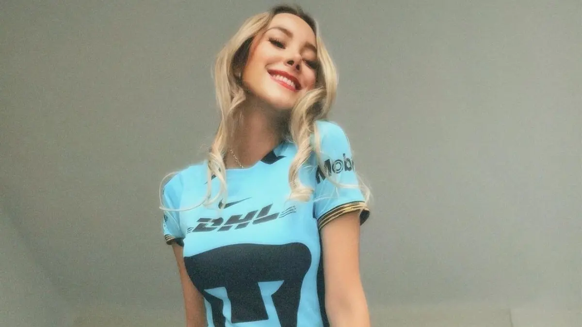 Desde siempre ha dejado ver su enorme pasión por los Pumas de la UNAM, pues tiene decenas de fotos con los colores del club.