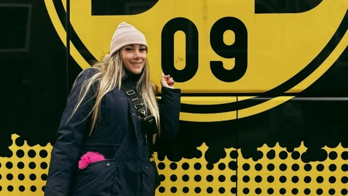 También ha tenido la oportunidad de viajar a distintas partes del mundo como cuando conoció el Signal Iduna Park en Alemania.