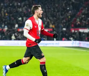 Santiago Giménez hace historia en la Eredivisie y rompe récord de Luis Suárez