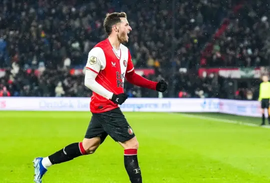 Santiago Giménez marcó de último minuto y se metió a los libros de historia de la Eredivisie.